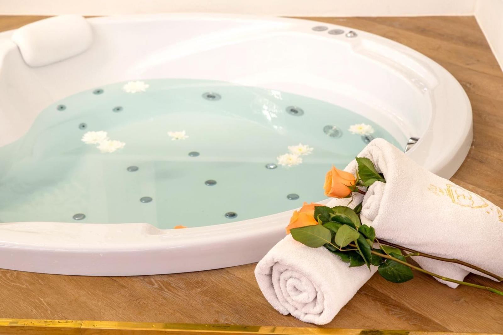 Jacuzzi Royal Suite Будапеща Екстериор снимка