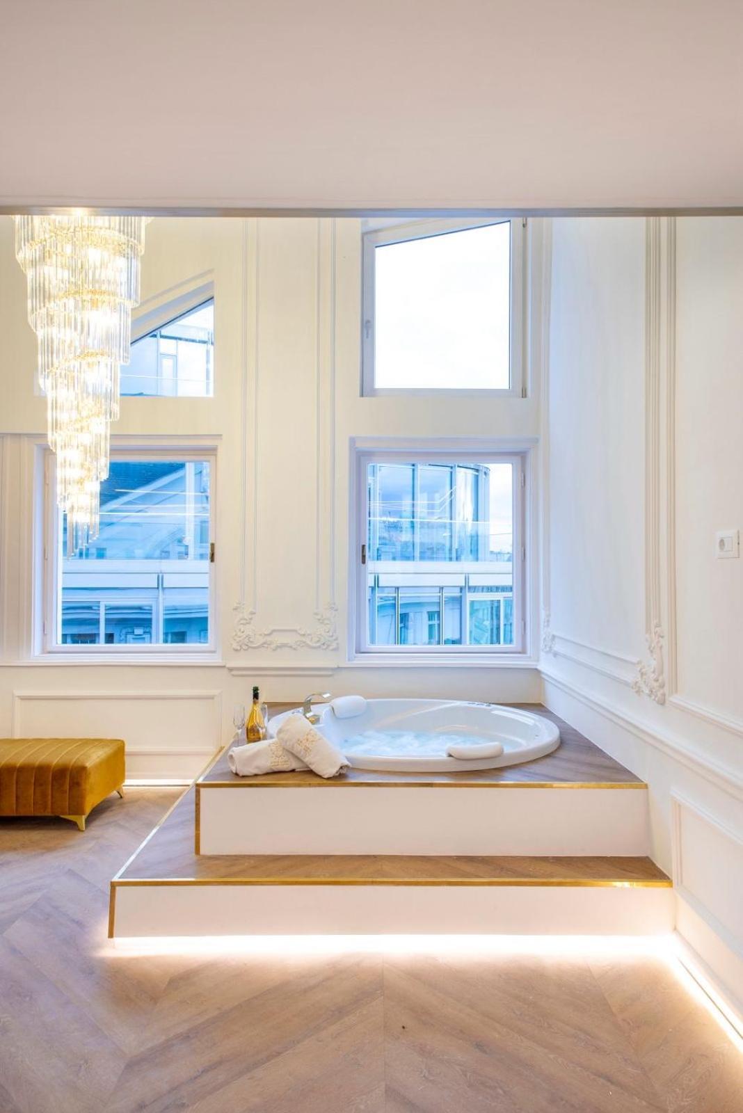 Jacuzzi Royal Suite Будапеща Екстериор снимка