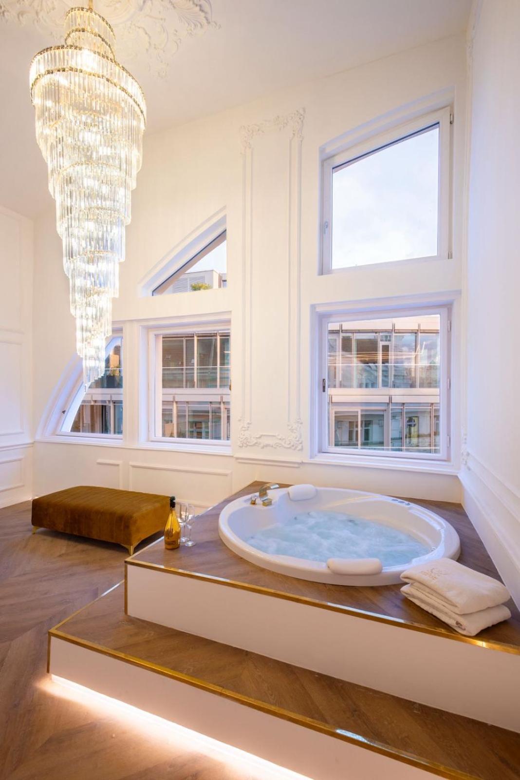Jacuzzi Royal Suite Будапеща Екстериор снимка